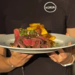 Filetovaný Rumpsteak z vyzretého hovädzieho stehna s chimichuri omáčkou, grilované portobellini, hranolky so šupkou