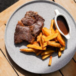 Hovädzí Rib Eye steak, pfeffer omáčka, hranolky